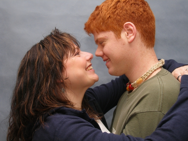 mladý pár usmívající se na sebe